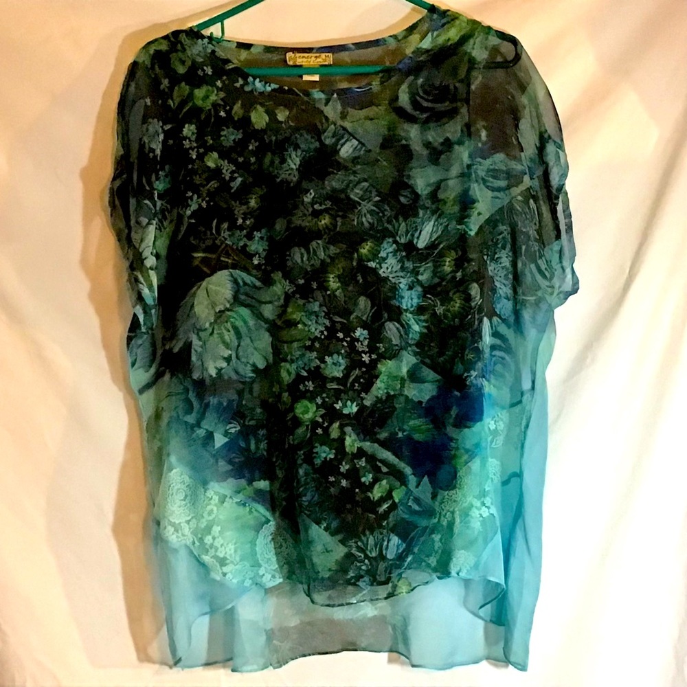 Energe world wear M blues poly layered floral top